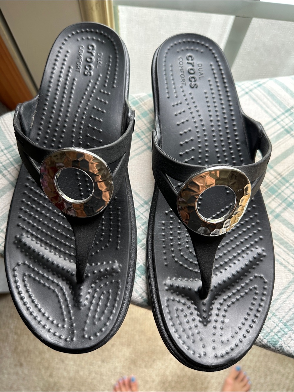 CROCS Women's Black Thong Sandals with Hammered Gold Ring new